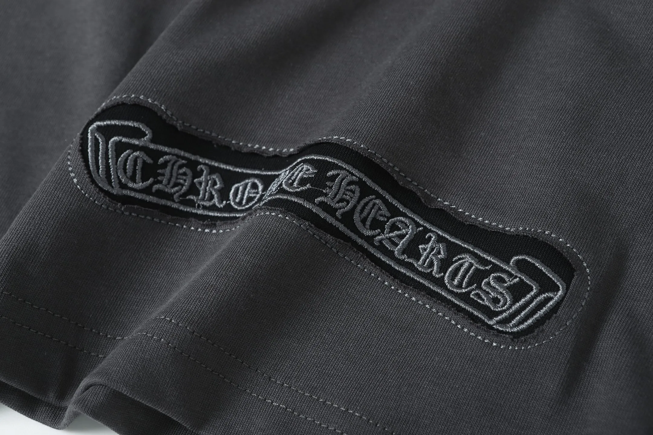 P160 Chrome Hearts CH Chrome Hearts Heavy Industry patch embroidered cross ✝️Short-sleeved T-shirt Use imported Tajima machine embroidery Correctly configured Black 2025 Chrome Hearts nylon bag authentic packaging 260 grams of custom-dyed double-yarn cotton Large version Loose and stylish Differentiated from low version slim and long version The upper body pulls the hips 100% commitment: top quality Do not make fast food The highest version on the market Top quality - different from those ordinary versions on the market If you care about quality, you should also respect the price. Absolutely 0 after-sales service and 0 return rate so far. It’s hard not to love the style - 260g custom-dyed double yarn fabric - Correct high-density main mark, washed tag, hand-sewn